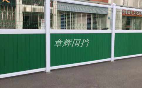 如何通過隔離帶和控制入口等技術手段，在簡易圍擋周邊形成相對封閉的空間，增強其隱私保護能力？（控制入口和隔離帶實現簡易圍擋周邊隱私保護）